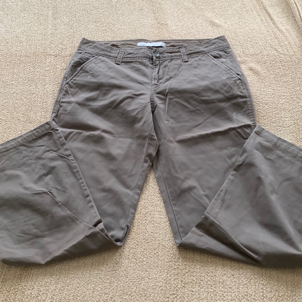 🌈Bundle any 3 items under $10 & I will offer for $10 Old Navy khaki pants